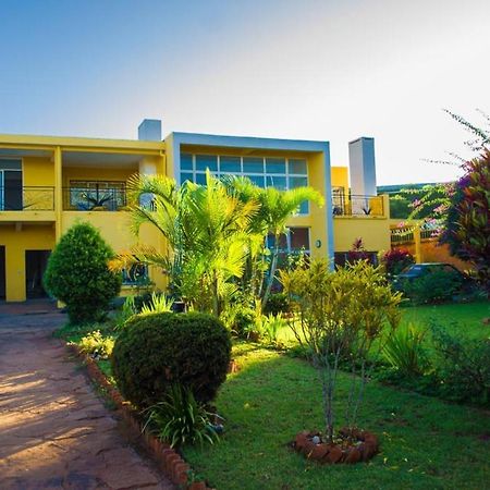 Room In Villa - The Blue Room Is An Accent Of Modernity In The Silence Of The Surrounding Garden Antananarivo Kültér fotó